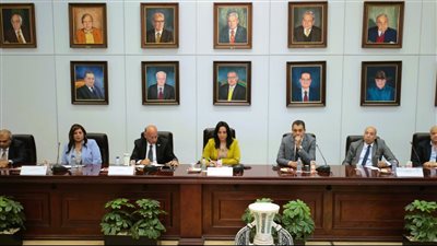 وزير السياحة والآثار يناقش استعدادات بدء موسم العمرة