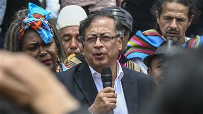 امرأة تهنئ الرئيس الكولومبي الجديد بطريقة غريبة | فيديو