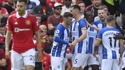 مانشستر يونايتد يتأخر بثنائية أمام برايتون في الشوط الأول 
