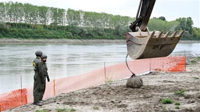 إيطاليا.. انحسار مياه نهر بو يكشف قنبلة من الحرب العالمية الثانية