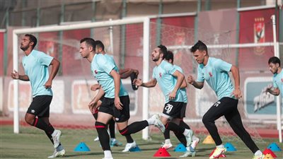 دون راحة.. الأهلي يواصل تدريباته استعدادا لمباراة المصري البورسعيدي