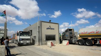 بعد ساعات من بدء الهدنة.. شاحنات الوقود تدخل غزة 