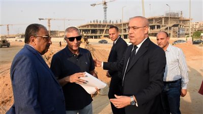 جولة تفقدية لوزير الإسكان في القاهرة الجديدة لمتابعة مشروعات المرافق والطرق
