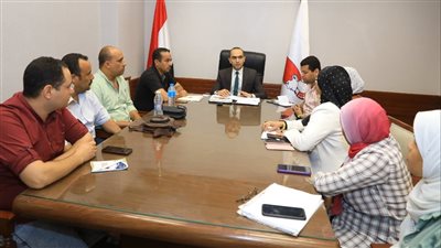 نائب محافظ سوهاج يجتمع بأعضاء وحدة حياة كريمة للعمل على تذليل أية معوقات