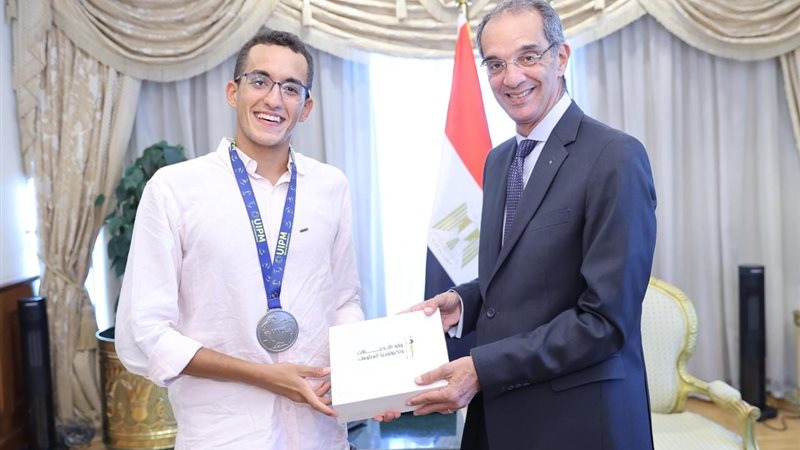 وزير الاتصالات يكرم