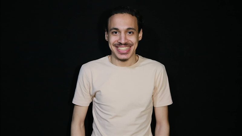 الفنان الشاب مينا