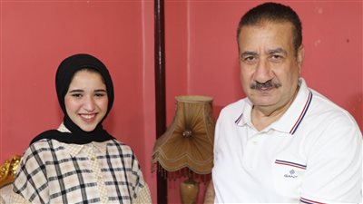 محافظ المنوفية يزور الطالبة ملك الأولى على الثانوية العامة في منزلها بتلا 