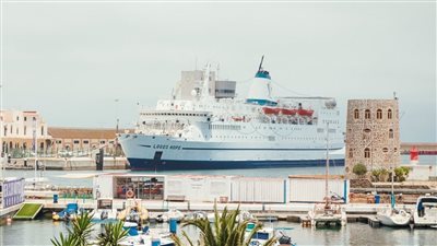 الكتب العائمة.. سفينة لوجوس هوب ترسو في ميناء بنغازي الليبي