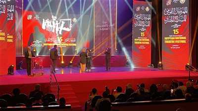 المهرجان القومي للمسرح يهدي وزيرة الثقافة 