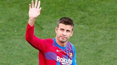 بيكيه يوافق على تخفيض راتبه مع برشلونة 