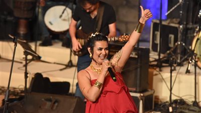 بسيرة بني هلال.. دينا الوديدي تمزج التراث بالموسيقى الحديثة بروماني الإسكندرية| فيديو 