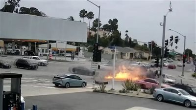 ممرضة بلا قلب.. لحظة مصرع 6 أشخاص دهستهم سيارة طائشة في لوس أنجلوس | فيديو