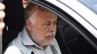 أشرف زكي يصل مسجد الشرطة بالشيخ زايد للمشاركة في جنازة رجاء حسين | صور 