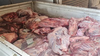 مصادرة 1050 كيلو لحوم وسجق مجهولة المصدر داخل ثلاجة بالمرج