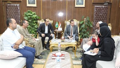 محافظ المنوفية يستقبل أسرة شهيد لقمة العيش الصيدلي 