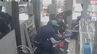 في 45 ثانية.. لصوص يسرقون مجوهرات بمليوني دولار | فيديو