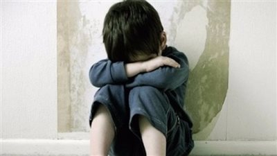 التحقيق مع ربة منزل متهمة بتعذيب طفلتها حتى الموت بالصف 