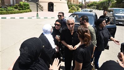 لحظة تشييع جثمان رجاء حسين من مسجد الشرطة بحضور طليقها وزوجته| فيديو