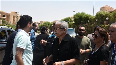 أثناء الجنازة.. الحزن يسيطر على أسرة رجاء حسين وطليقها | صور 