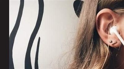 تؤثر على المخ وتصيب بعدوى بكتيرية.. باحث بطب نيويورك يحذر من سماعات الأذن