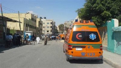 إصابة 4 أشخاص بينهم أب وابنته في انقلاب توك توك ببني سويف