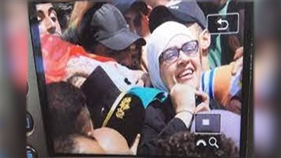 بابتسامة.. والدة الشهيد الفلسطينى إبراهيم النابلسى تشيع جثمانه لمثواه الأخير