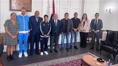 القنصل العام بلندن يلتقي البعثة المصرية بعد تسجيل رقم جديد في عبور المانش