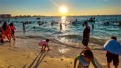 وقت المغربية تحلى القعدة.. فرحة واستجمام المصطافين على بحر مطروح | فيديو وصور