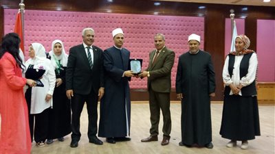إهداء درع جامعة الأزهر لوزير الأوقاف تقديرًا لجهوده في مواجهة الفكر المتطرف