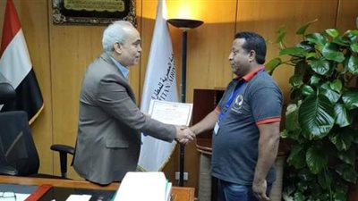 مطار الأقصر يكرم عاملا عثر على حقيبة بها 4300 دينار كويتي