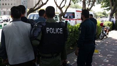 إيران تغلق مجمعًا تجاريًا بسبب دخول فتيات بدون حجاب