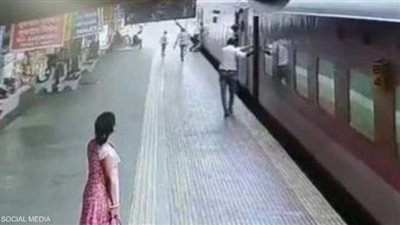 لحظة إنقاذ مسنة ونجلها قبل سقوطهما تحت عجلات قطار غرب البنغال | فيديو 