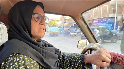 «الحلوة نعناعة كايدة الجماعة».. أم صابرين 27 سنة سواقة.. ابنتها حصلت على الماجستير ونفسها تقابل السيسي |فيديو