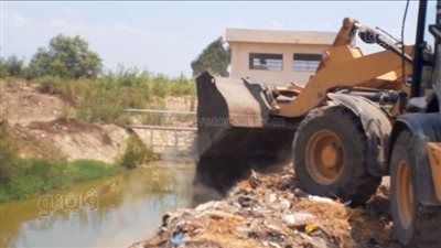 لودر الوحدة المحلية بقطور يلقي القمامة والمخلفات بمصرف القرية |فيديو