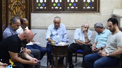 رشوان توفيق وأشرف زكي يقدمان واجب العزاء في رجاء حسين |صور