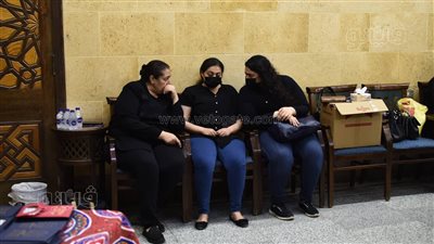 الحزن يسيطر علي أحفاد رجاء حسين أثناء تلقي عزاء الفنانة الراحلة| صور 