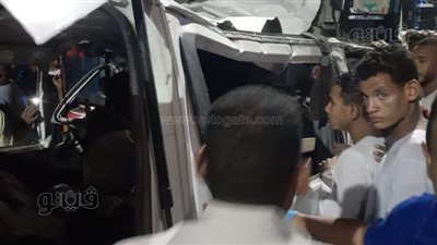 أول صور من موقع حادث تصادم ميكروباص وسيارة نقل بأسوان