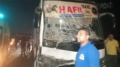 الأتوبيس اتعجن.. الصور الأولى لتصادم حافلة رحلات بـ