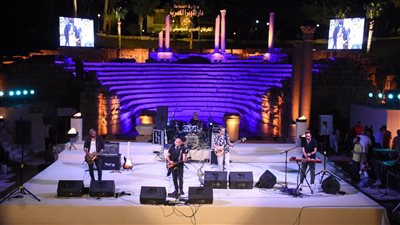 بحفل كامل العدد.. مسار إجباري تختتم فعاليات المهرجان الصيفي بالمسرح الروماني | فيديو