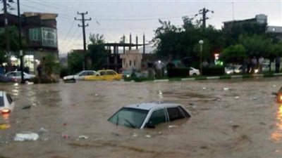 حفرة مليئة بالماء تبتلع سيارة داخلها سيدة | فيديو 