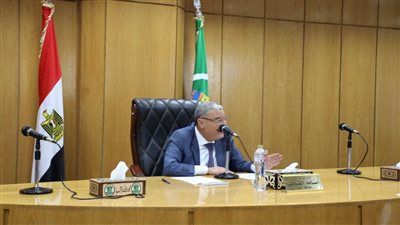 محافظ المنيا يتابع معدلات تنفيذ مشروعات حياة كريمة