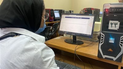 توافد طلاب الثانوية على معامل آداب عين شمس لتسجيل الرغبات | فيديو وصور 