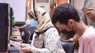  توافد طلاب الثانوية على معامل تنسيق جامعة القاهرة لتسجيل الرغبات | صور 