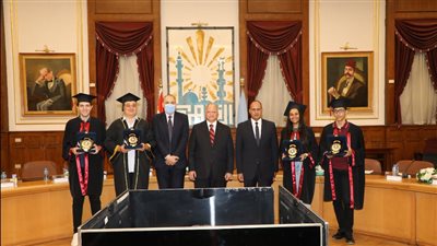 لاب توب ودرع المحافظة.. هدايا محافظ القاهرة لأوائل الثانوية العامة | صور