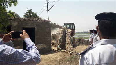 إزالة 38 حالة تعد على المجاري المائية بأسيوط 