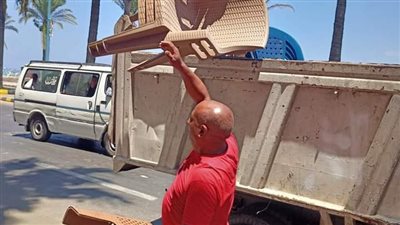 حملة مكبرة لإزالة إشغالات الباعة الجائلين في حي الجمرك بالإسكندرية 