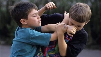 أسباب سلوك طفلك العدواني وكيفية علاجه | فيديو