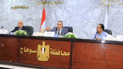 محافظ سوهاج يعقد اجتماعا لمتابعة تنفيذ إجراءات ترشيد استهلاك الكهرباء