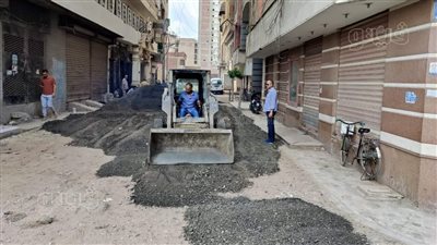 تنفيذًا لرغبة طالب من أوائل الثانوية.. رصف شارع الفريق رضا حافظ بالغربية | صور