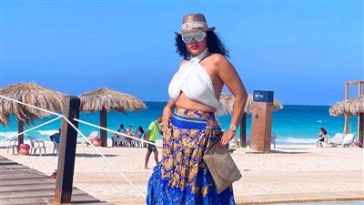 احكم علي إذا كنت مثاليا.. رانيا يوسف بإطلالة جريئة على البحر